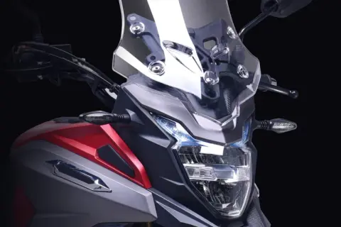 Nowy motocykl typu adventure z aerodynamiczną owiewką i ostrymi liniami, gotowy na każdą wyprawę.