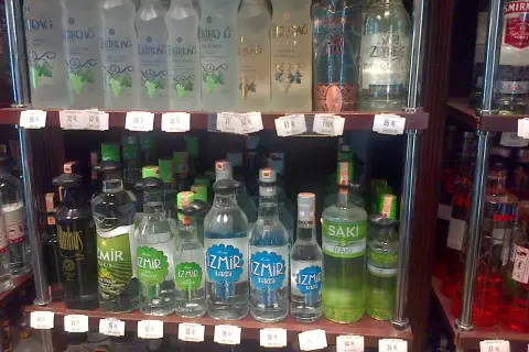 Butelki z alkoholem, w tym rakija i wódka, na półkach sklepowych. Idealne na wakacje z opcją all inclusive w Egipcie.