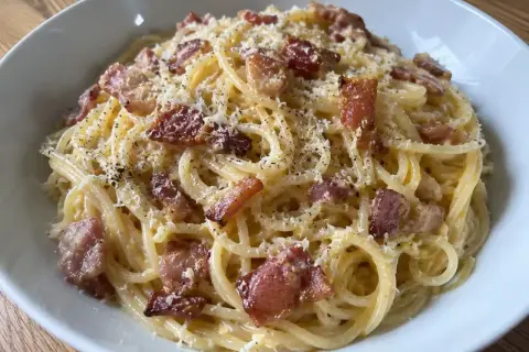 Enkel pasta carbonara med knaprigt bacon och rikligt med parmesanost. En klassiker som alltid går hem.