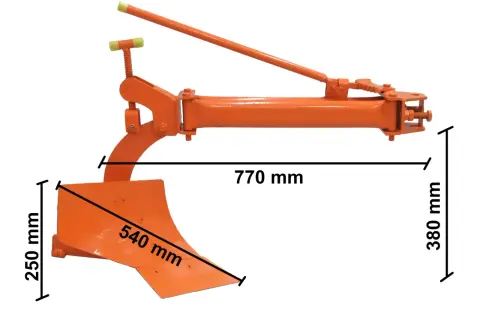 Pomoc w orce: jak zrobić pług do orki do traktorka kosiarki. Pomarańczowy pług z regulacją, wymiary 770x380x250 mm.