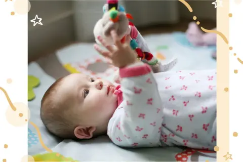 Dziecko odkrywa świat, sięgając po zabawkę. To ważny 6 skok rozwojowy, pełen nowych umiejętności i radości.
