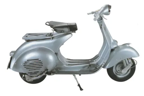 Vespa d'epoca color argento, con portapacchi e sella nera. La tabella colore originale Vespa da numero telaio è fondamentale per il restauro.