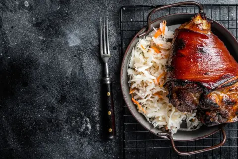Codillo al horno, receta tradicional. Crujiente por fuera, tierno por dentro, acompañado de chucrut. ¡Un manjar!