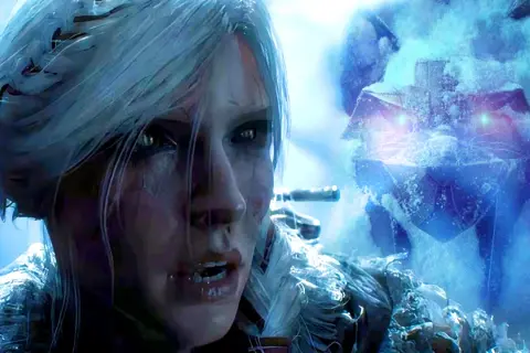 Eine Frau mit eisblondem Haar und grünen Augen blickt besorgt in die Kamera. Im Hintergrund lauert eine eisbedeckte Kreatur mit leuchtenden Augen, die an den Witcher IV erinnert.