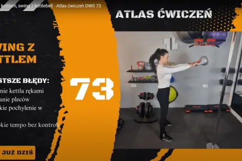 Kobieta wykonuje swing z kettlem, ćwiczenie numer 73 z Atlasu Ćwiczeń. Na ekranie widać też listę najczęstszych błędów.