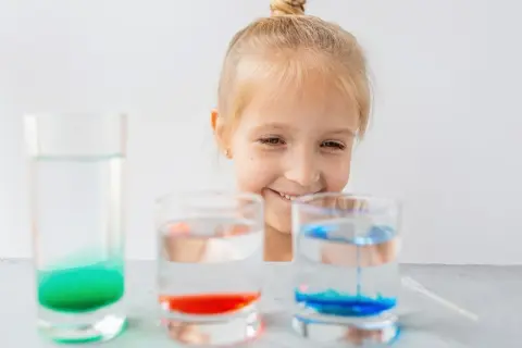 Eksperymenty z wodą dla dzieci: 13 pomysłów na naukę i zabawę