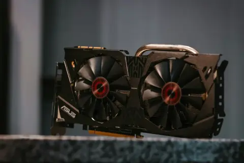 Tarjeta gráfica ASUS con dos ventiladores, ideal para saber que tarjeta gráfica tengo y mejorar tu PC.