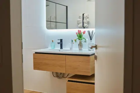 Instalar luz espejo baño: Guía segura y paso a paso (REBT y IP44)