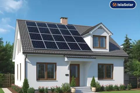 Casa con paneles de energía solar térmica en el tejado, aprovechando el sol para un hogar sostenible.