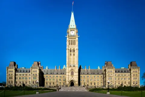 Das Parlamentsgebäude in Ottawa, ein Wahrzeichen der Stadt, ragt majestätisch unter blauem Himmel auf.