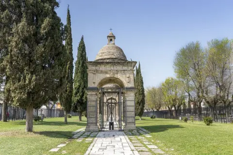 Un'antica edicola con cupola e viale di cipressi, un luogo suggestivo da scoprire tra le cose da vedere a Foggia centro.