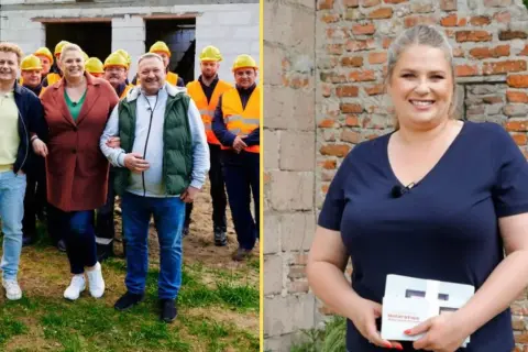 Uśmiechnięci ludzie w kaskach i kamizelkach na budowie, obok kobieta z książką.
