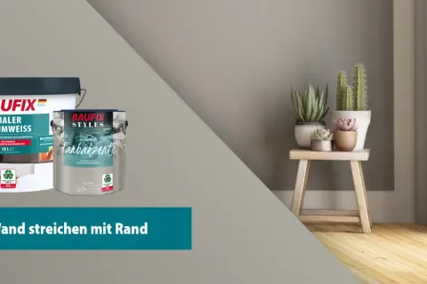 Zwei Eimer Wandfarbe, einer weiß, der andere mit "Farbakzente" beschriftet. Daneben ein Hocker mit Pflanzen. So gelingt das Wand streichen mit Rand.
