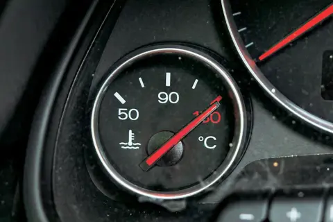 Wskaźnik temperatury silnika pokazuje 120°C, co jest jednym z objawów przegrzanego silnika.
