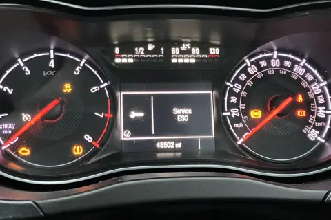 Kontrolka "Service ESC" na desce rozdzielczej Opla. Przebieg 48502 mil.