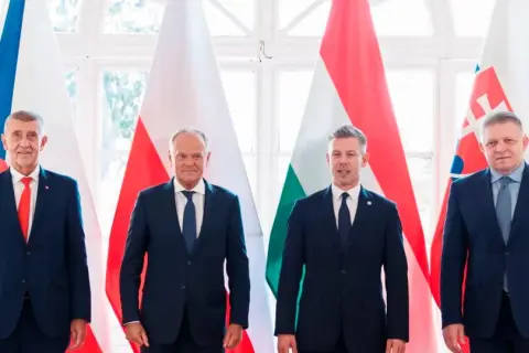 Liderzy Grupy Wyszehradzkiej: premier Czech, Polski, Węgier i Słowacji stoją przed flagami swoich krajów.