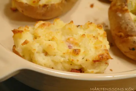 En gyllene bakad potatis med en krämig fyllning av potatis och ost. Perfekt för en mysig kväll.