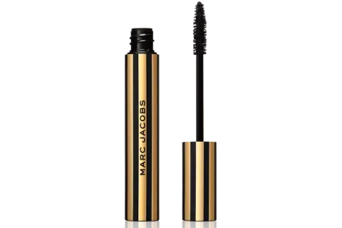 Mascara noir Marc Jacobs, tube rayé or et noir. Apprenez comment mettre du mascara pour un regard intense.