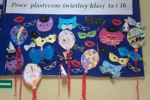 Kolorowe maski, balony i usta - to wszystko tworzy radosną atmosferę karnawału. Prace plastyczne świetlicy klas 1a i 1b.