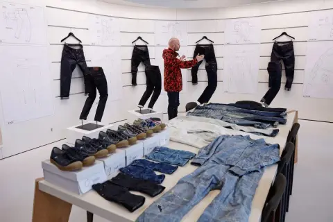 Wystawa G-Star RAW: spodnie, buty i szkice projektowe.