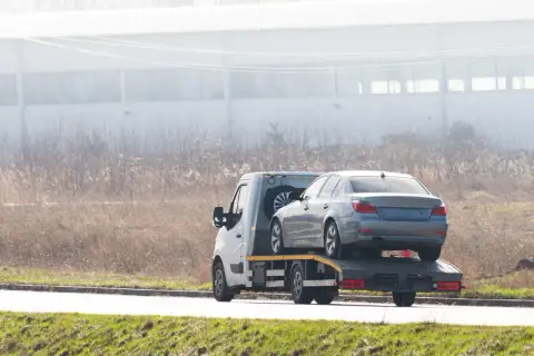 Laweta z autem na lawecie. Zastanawiasz się, ile czasu na wyrejestrowanie auta po sprzedaży?