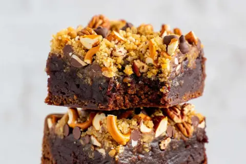 Zwei gestapelte Brownies mit Schokostückchen, Pekannüssen und Brezeln. Perfekt für Ihre nächsten Brownie Rezepte!