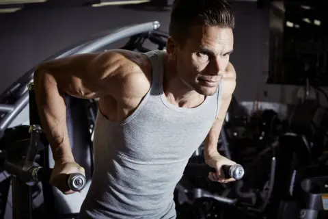 Jak ćwiczyć triceps? Zbuduj siłę i masę ramion z ekspertem!