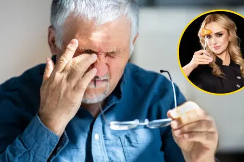 Starszy mężczyzna pociera oczy, trzymając okulary. W tle kobieta z młoteczkiem neurologicznym, sugerującym badanie neurologiczne.