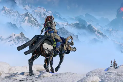 Aloy na mechanicznym koniu przemierza śnieżne góry. W oddali widać wybuch wulkanu, zapowiadający zagrożenie w Horizon 3 Nemesis.