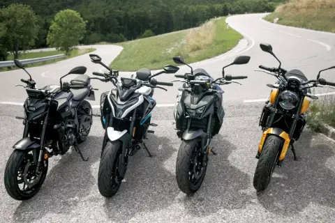 Cztery motocykle stojące na zakręcie górskiej drogi. Czy to najlepsza marka motocykli?