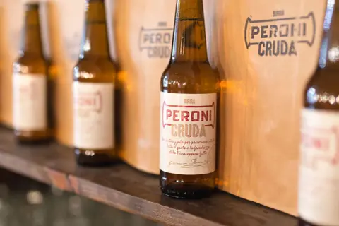Bottiglie di birra Peroni Cruda, non pastorizzata per preservare tutto il gusto e la freschezza. Il significato di "cruda" è proprio questo: freschezza autentica.