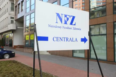Tablica NFZ "Centrala" kieruje do budynku. Zastanawiasz się, ile kosztuje wyjazd do sanatorium? Tutaj znajdziesz odpowiedzi.