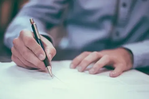 Przepisanie działki u notariusza - jakie dokumenty są niezbędne?