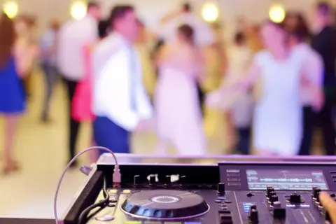 Ile zarabia DJ na weselu? Fakty, które zaskoczą każdego!