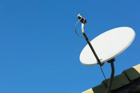 Antena satelitarna Cyfrowego Polsatu na dachu. Aplikacja do ustawienia anteny pomoże Ci złapać najlepszy sygnał.