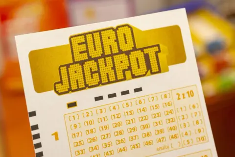 Eurojackpot: dlaczego polski fiskus zabiera aż 10 procent z wygranej? Kupon lotto z zaznaczonymi liczbami.