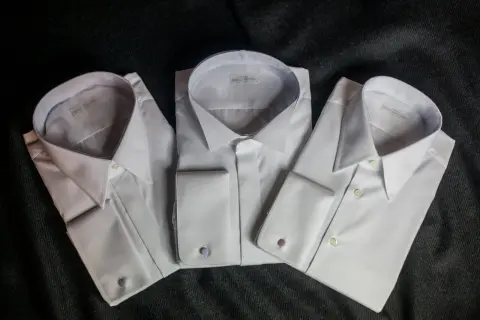 Trzy eleganckie, białe koszule z mankietami na spinki. Dowiedz się, jak prać koszule, by zachowały nieskazitelny wygląd.