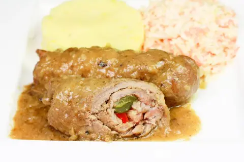 Pyszne zrazy z karkówki w sosie, podane z puree ziemniaczanym i surówką z marchewki.