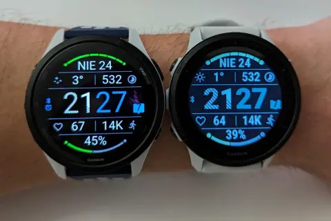 Dwa zegarki Garmin z wyświetlaczami AMOLED pokazują dane o aktywności: kroki, tętno, temperaturę i procent baterii.