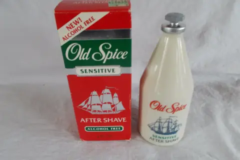 Old Spice woda po goleniu Sensitive, w butelce i pudełku, z żaglowcem. Idealna dla wrażliwej skóry.
