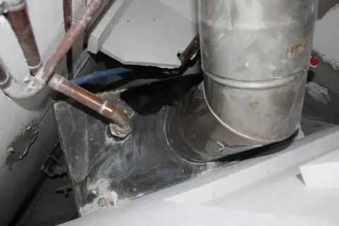 Metalowa rura pieca połączona z kominem. Zastanawiasz się, czym uszczelnić rurę od pieca do komina?