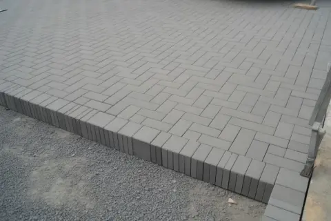 Kostka na podjazd: 6 czy 8 cm? Klucz do trwałości i oszczędności