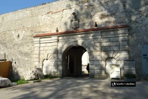 Kamienna brama w twierdzy Pieskowa Skała, z herbem nad łukiem.