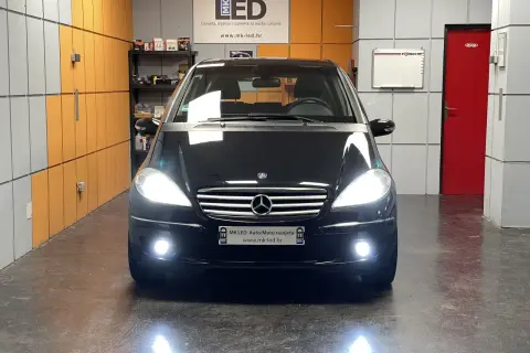 Czarny Mercedes A Klasa W169 z nowymi, jasno świecącymi światłami. Wymiana żarówki H7 w tym modelu jest prosta.