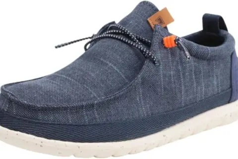 Scarpa casual blu da uomo Wrangler, con lacci e dettagli arancioni. Perfetta per un look informale.