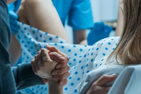Jak wywołać poród? Bezpieczne metody i wskazania medyczne