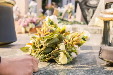 Jak długo kwiaty na grobie? Zwyczaje i porady