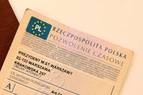 Polskie pozwolenie czasowe, miękki dowód rejestracyjny pojazdu z pieczęcią urzędową z Warszawy.