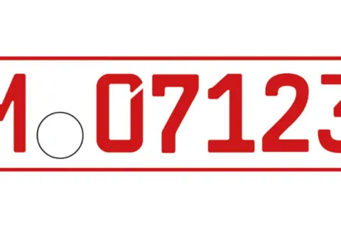 Rotes Kennzeichen "M 07123" mit Siegelkreis. Darf man mit roten Kennzeichen fahren? Ja, für Überführungs- oder Prüfungsfahrten.