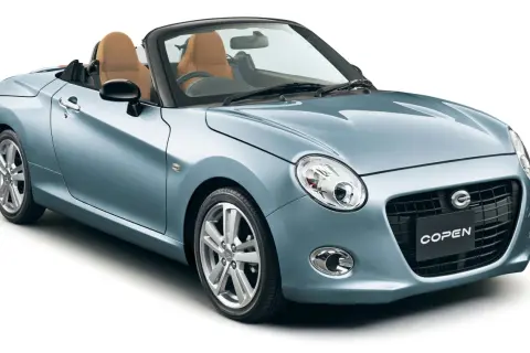 Niebieski kabriolet kei car z brązowymi skórzanymi siedzeniami, idealny na letnie przejażdżki.